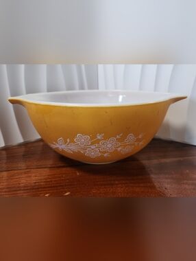 Vintage Pyrex 442 "Butterfly Gold" Cinderella mixing bowl